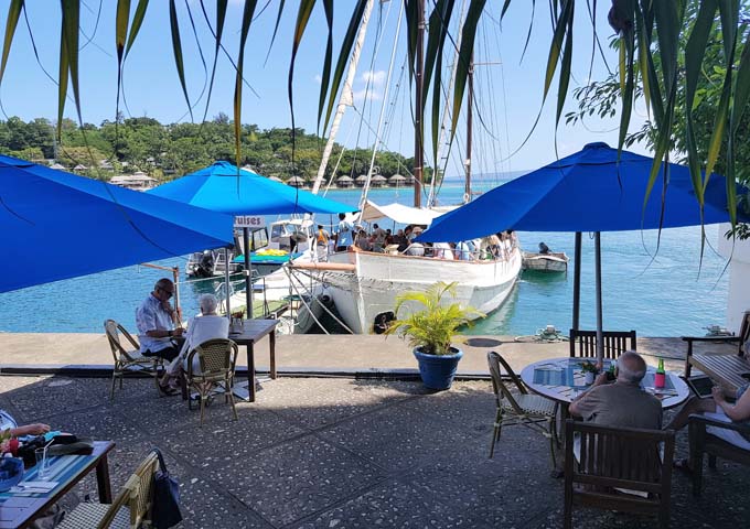 Le Café du Village, cerca de la terminal de barcos, es el mejor restaurante.