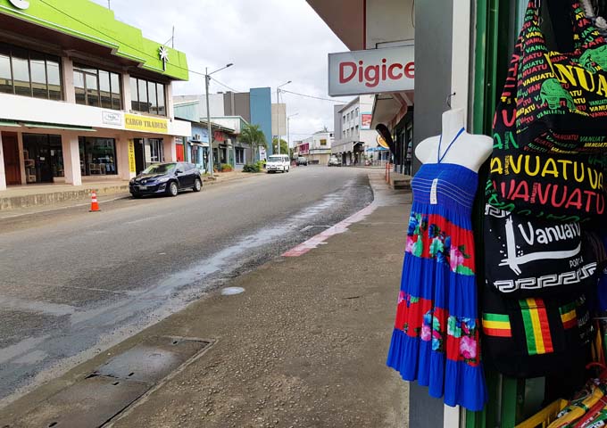 La calle principal de Port Villa ofrece muchas opciones para ir de compras.