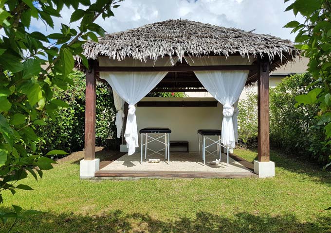 Los masajes se ofrecen en una cabaña con techo de paja en el césped.