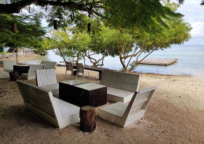 Banyan Beach Bar tiene la opción de sentarse en la playa.