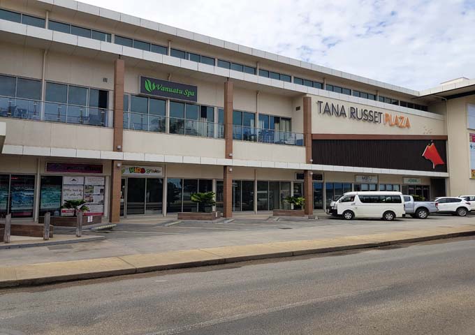 El centro comercial Tana Russet Plaza está muy cerca del complejo.