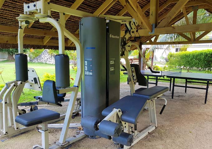 Una pequeña cabaña en el jardín cuenta con 2 máquinas de gimnasio.
