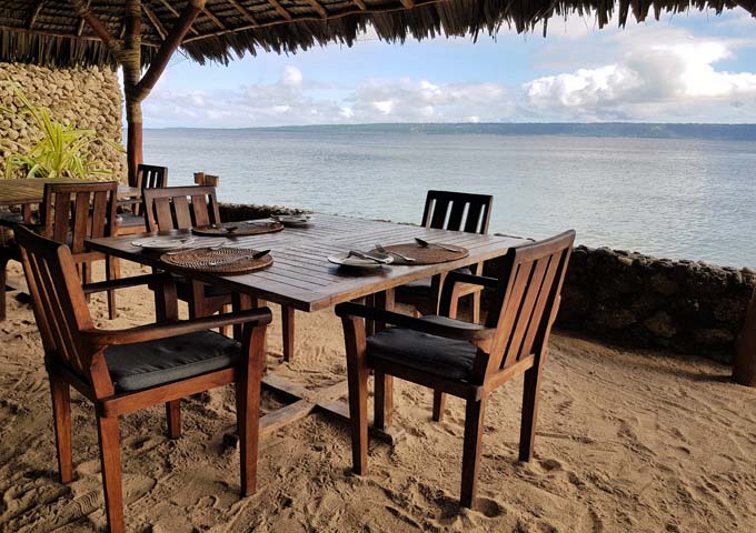 El restaurante del resort ofrece mesas junto al mar.
