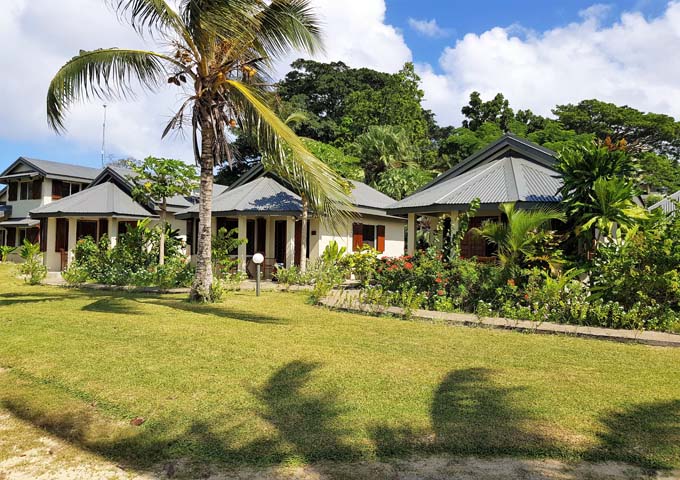 Las villas y los bungalows están repartidos por jardines tropicales.