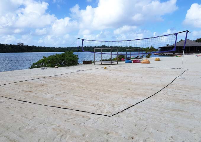 La playa artificial también cuenta con una cancha de voleibol.