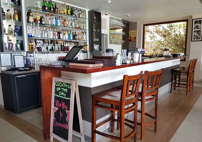 El Lounge Bar sirve té por la tarde y cócteles.