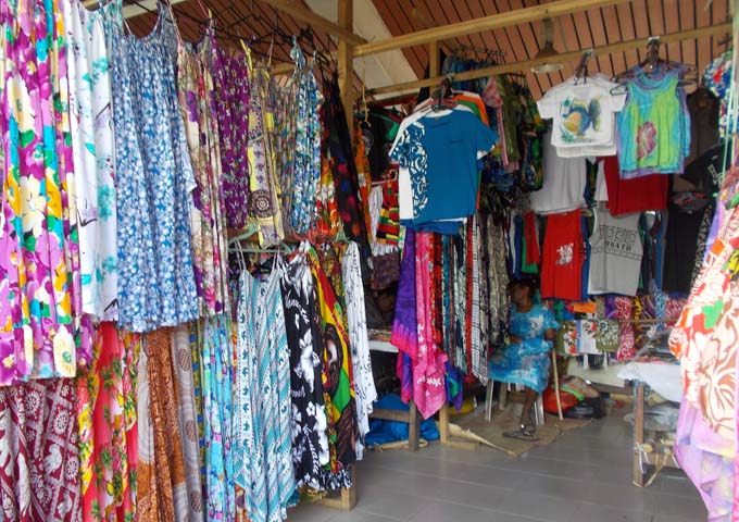 Las tiendas de recuerdos se pueden encontrar en la calle principal de Port Vila.