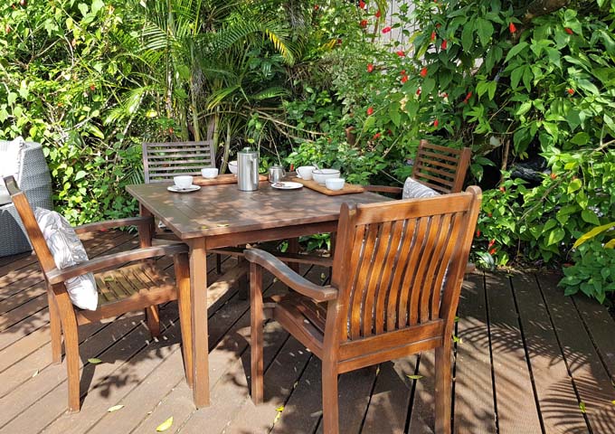 El restaurante Mangoes ofrece asientos de madera entre plantas tropicales.