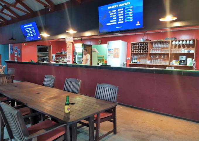 El bar del Retreat Seaside Resort sirve buenas pizzas y hamburguesas.