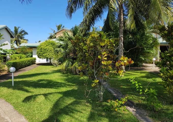 Los bungalows están ubicados entre grandes jardines tropicales.