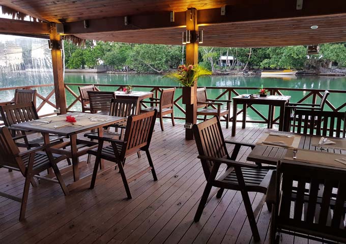 Lagoon Bar & Grill está ubicado junto al agua.
