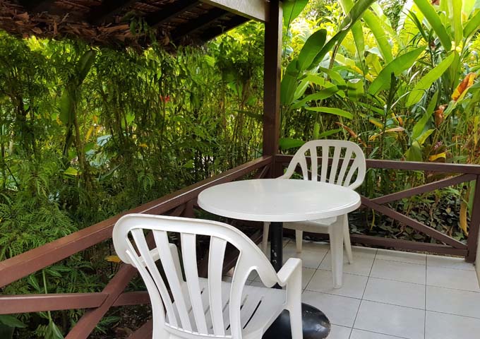 Los balcones de los bungalows están rodeados de jardines tropicales.