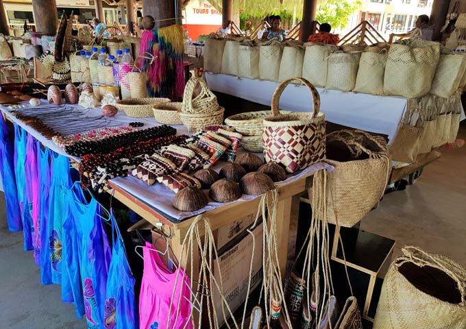 Port Vila tiene varios puestos de souvenirs cerca del mercado de productos.