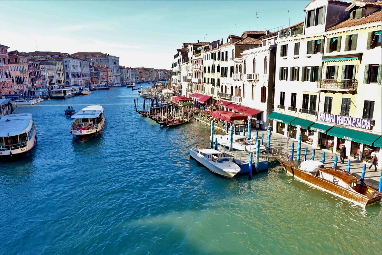 Vista del Gran Canal desde el Puente de Rialto en Venecia, Italia