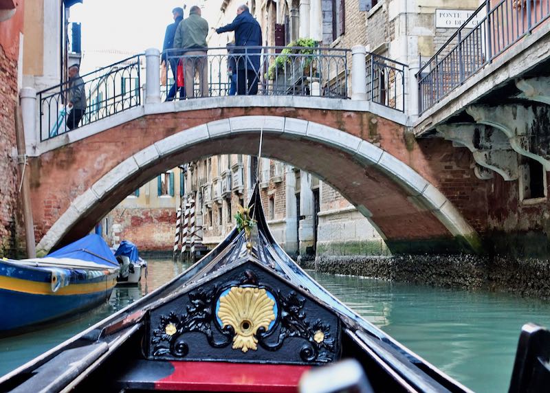Paseo en góndola en Venecia, Italia