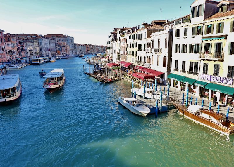 Vista del Gran Canal sobre el Puente de Rialto en Venecia, Italia