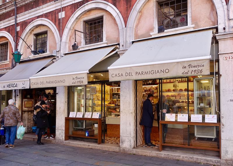 Tienda de quesos Casa del Parmigiano en Venecia, Italia