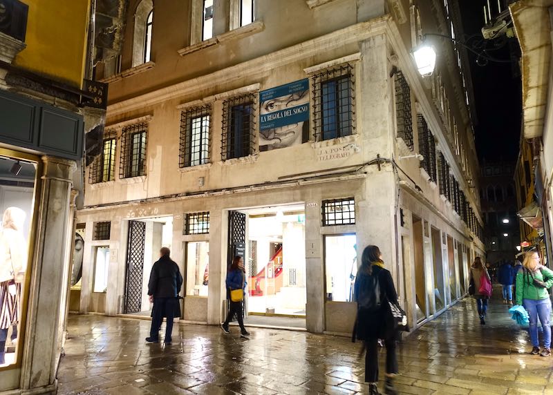Centro comercial de lujo Fondaco dei Tedeschi en Venecia, Italia