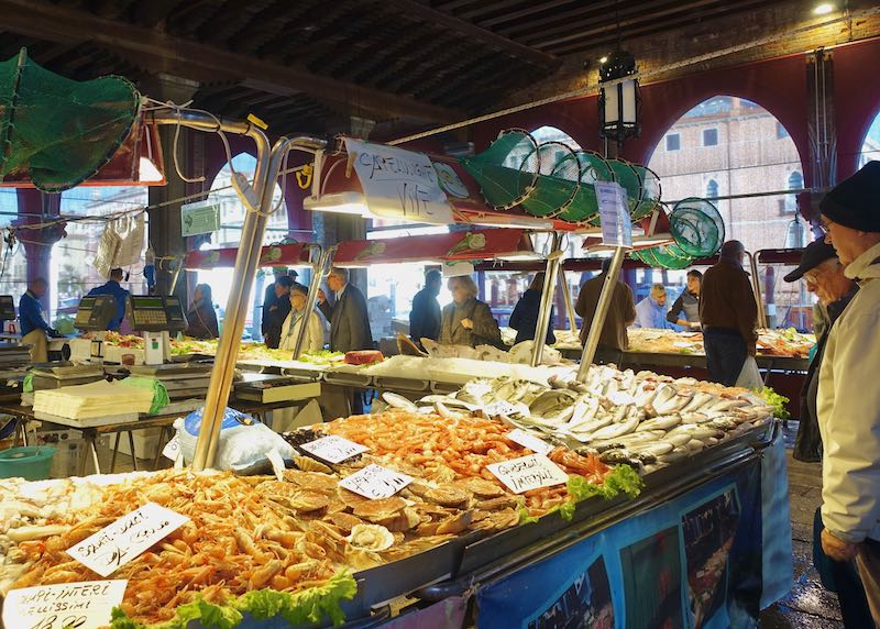 Mercado de pescado y productos del mercado de Rialto en Venecia, Italia