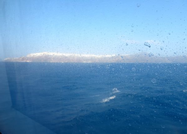 La vista que se obtiene desde un SeaJet al acercarse a Santorini. La vista desde los ferries helénicos de alta velocidad no es mucho mejor. Si desea una buena vista al ingresar a la caldera, debe tomar el ferry Blue Star.