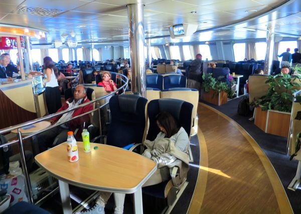 Asientos de clase ejecutiva en un ferry helénico de alta velocidad a Santorini.