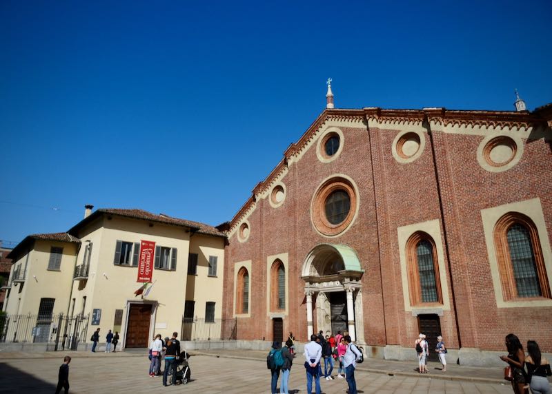Iglesia de Santa Maria delle Grazie en Milán, con entrada a la exposición de la Última Cena