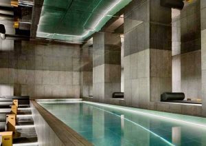 La piscina del sótano está climatizada y cuenta con una bañera de hidromasaje.