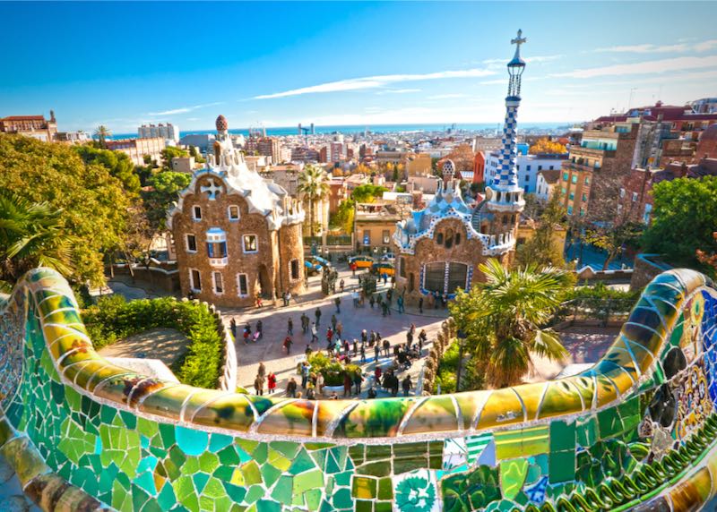 Coloridos y extravagantes edificios en el Parque Güell de Gaudí en Barcelona, ​​España