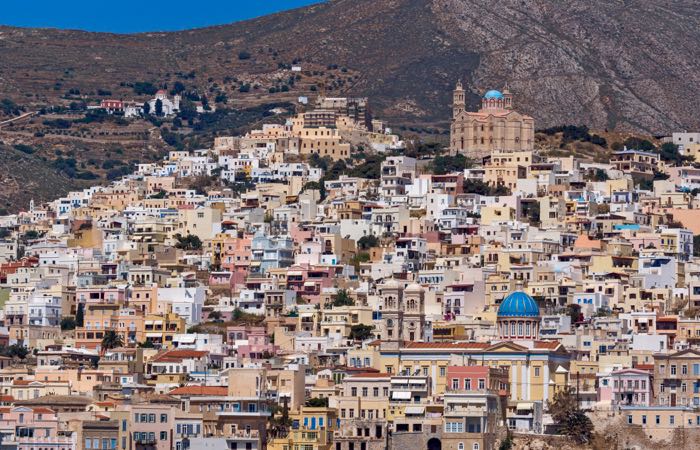 Vista panorámica de la ciudad de Ermopoli en Syros: ciudad tradicional que recibe pocos turistas, aunque está justo en el medio de las islas Cícladas. 