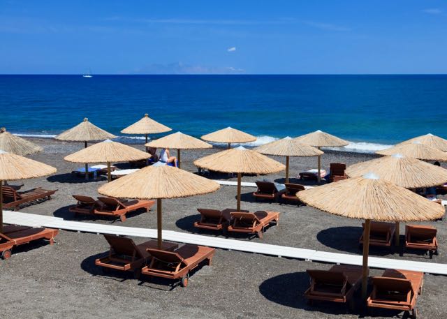 Alojarse en la playa de Kamari en Santorini.