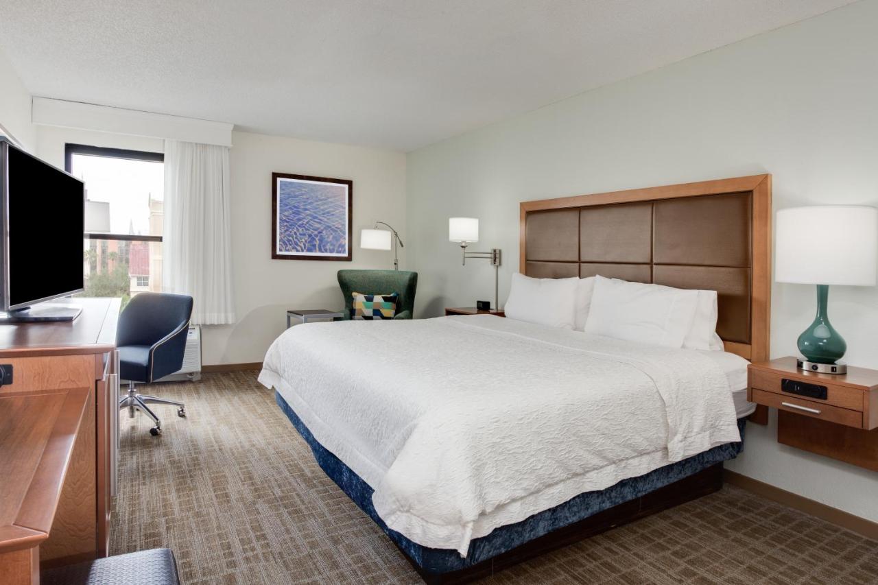 habitacion con cama doble, limpia, moderna y elegante en el hotel Hampton Inn Orlando-Convention Center International Drive Area