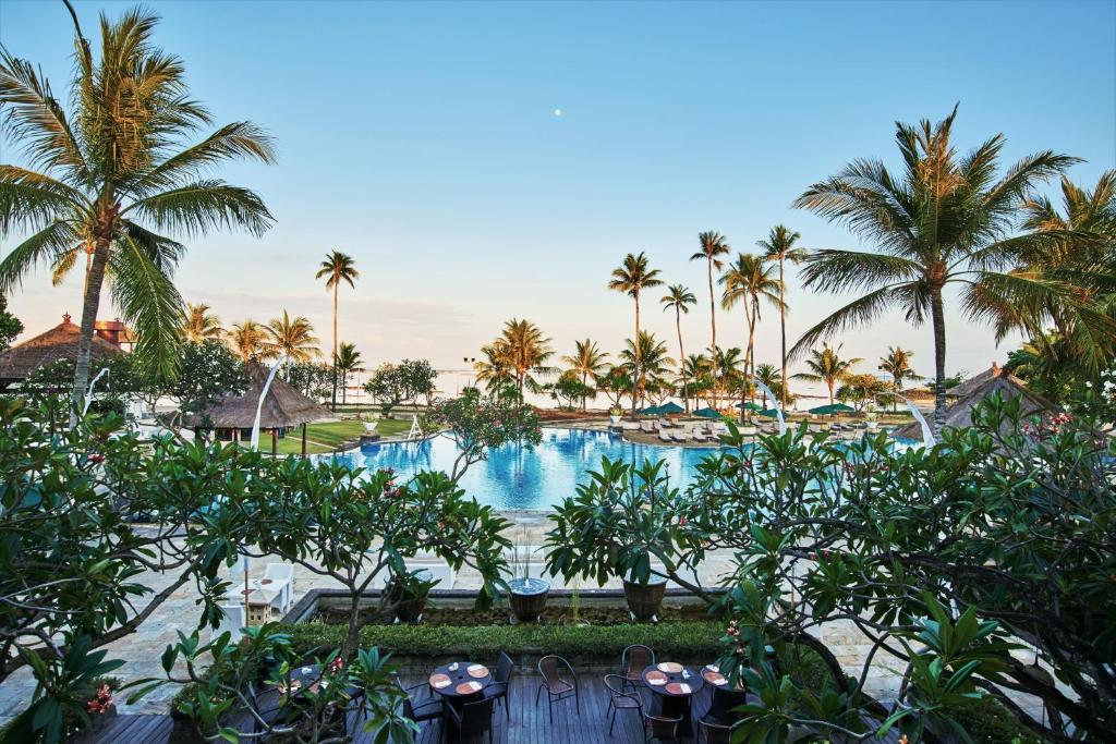 Exterior y piscinas en el hotel Patra Bali Resort & Villas en Bali