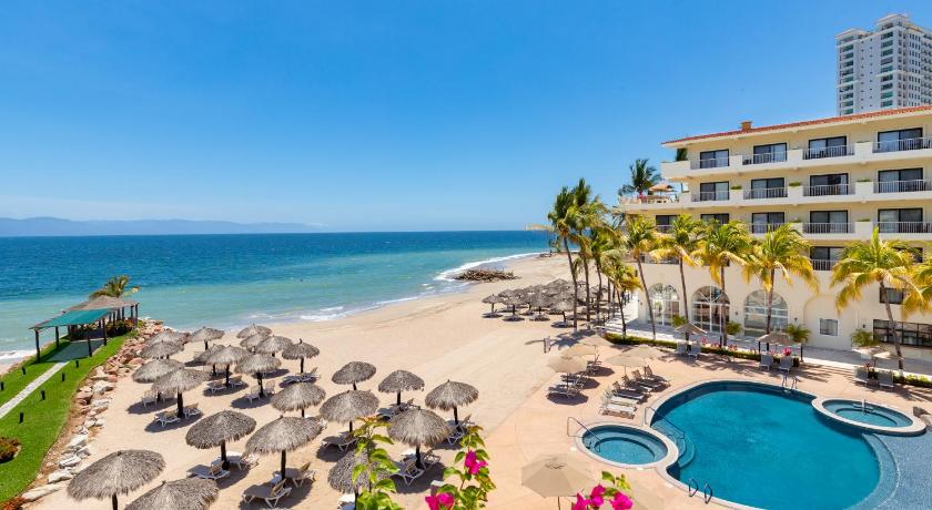 Playa y piscina del hotel Villa Del Palmar Beach Resort & Spa en Puerto Vallarta