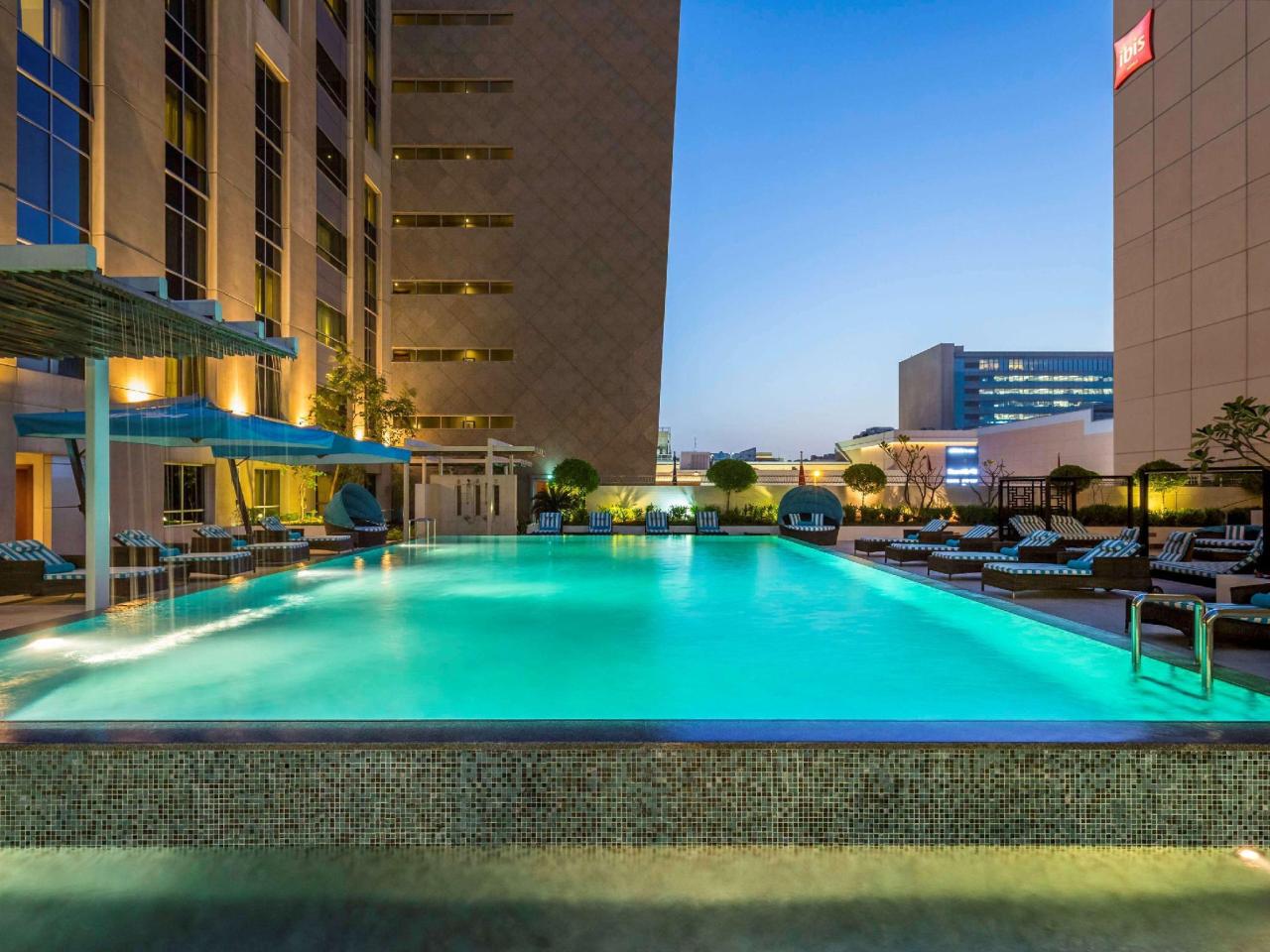 Piscina del hotel Novotel Deira City Centre en Dubai