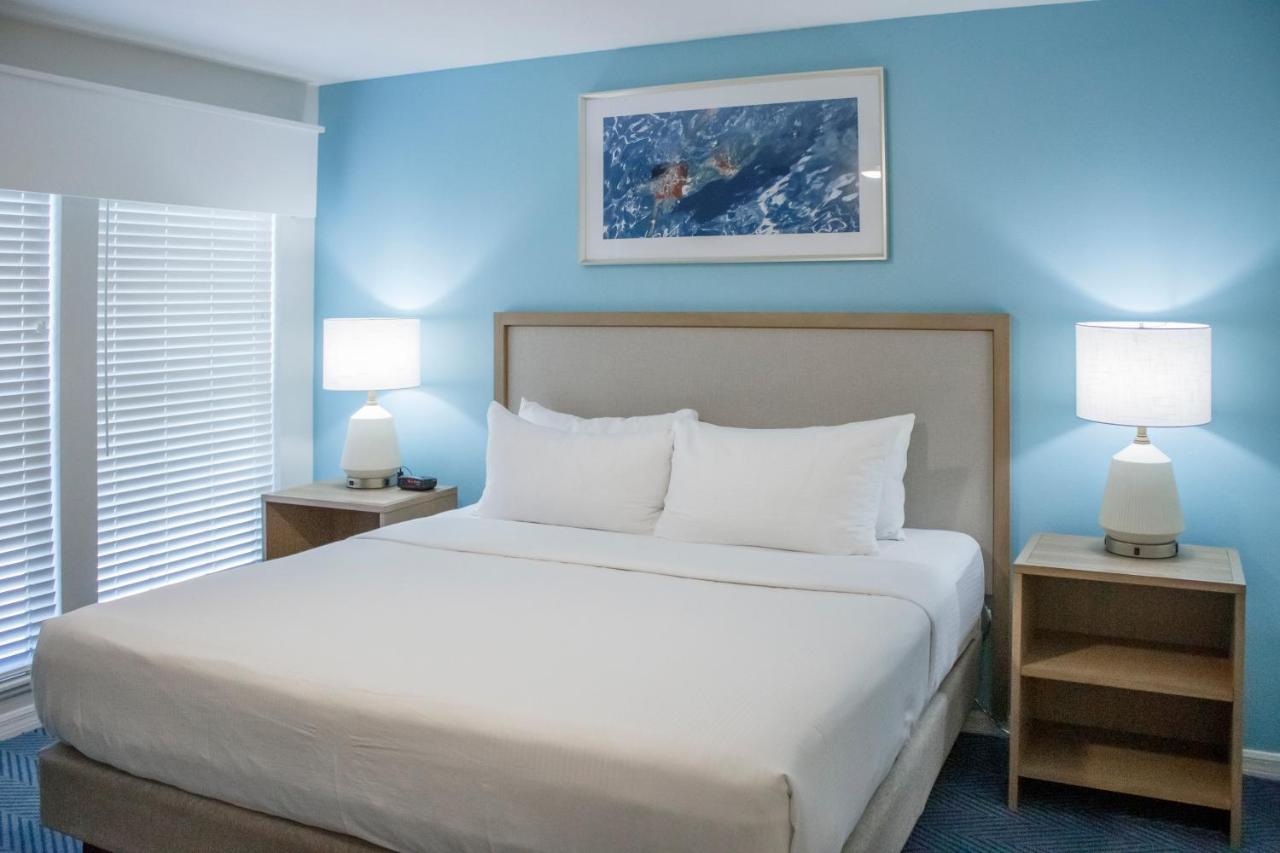 habitacion limpia con cama doble y bonita decoracion en el hotel Barefoot'n Resort By Diamond Resorts