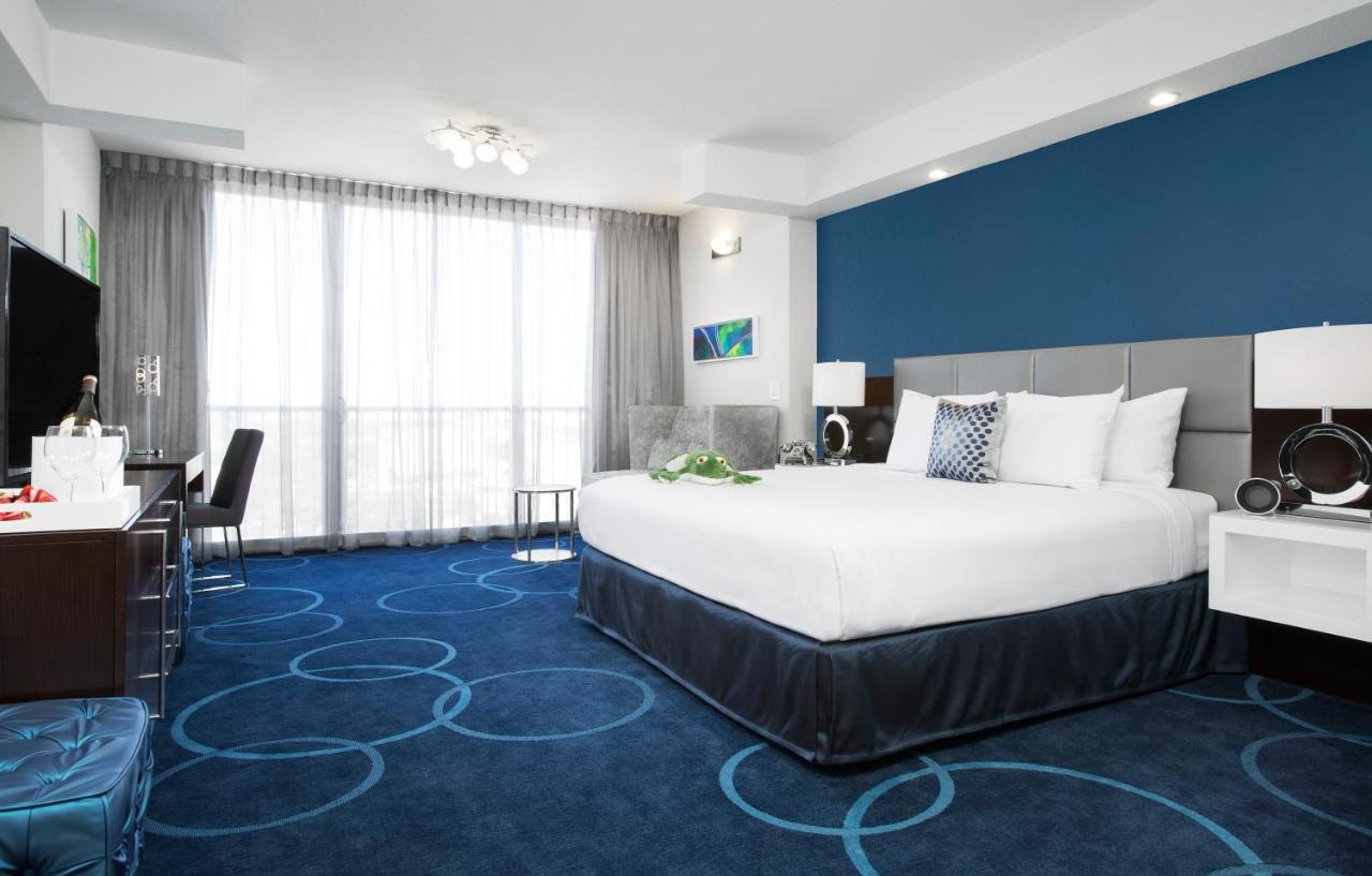 habitacion cama doble bien iluminada con escritorio y television el hotel B Resort and Spa Ubicado en Disney Springs Resort Area