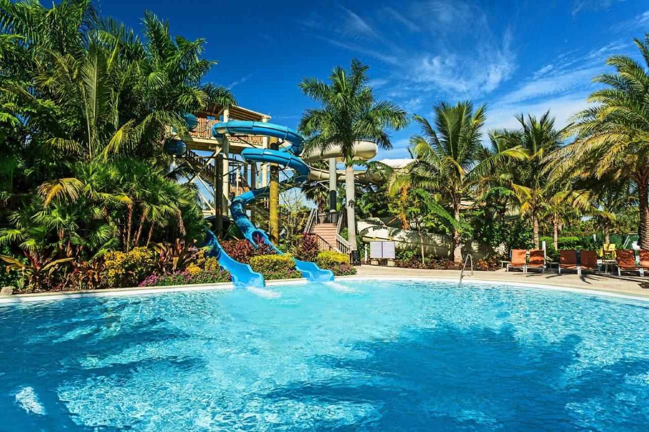 Piscina con toboganes en el hotel Hyatt Regency Coconut Point Resort & Spa en Naples, Florida