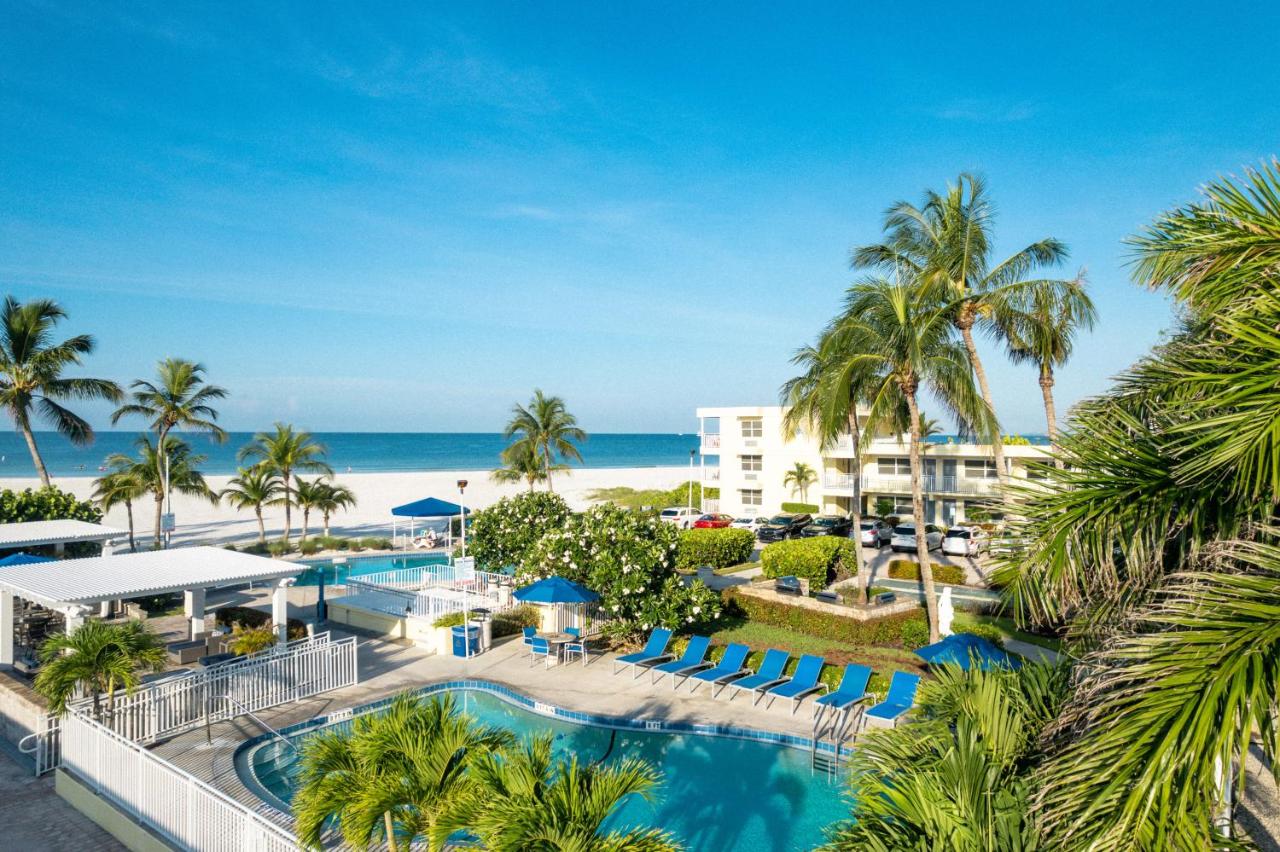 piscina cerca de la playa en el hotel Neptune Resort en Napoles, Florida