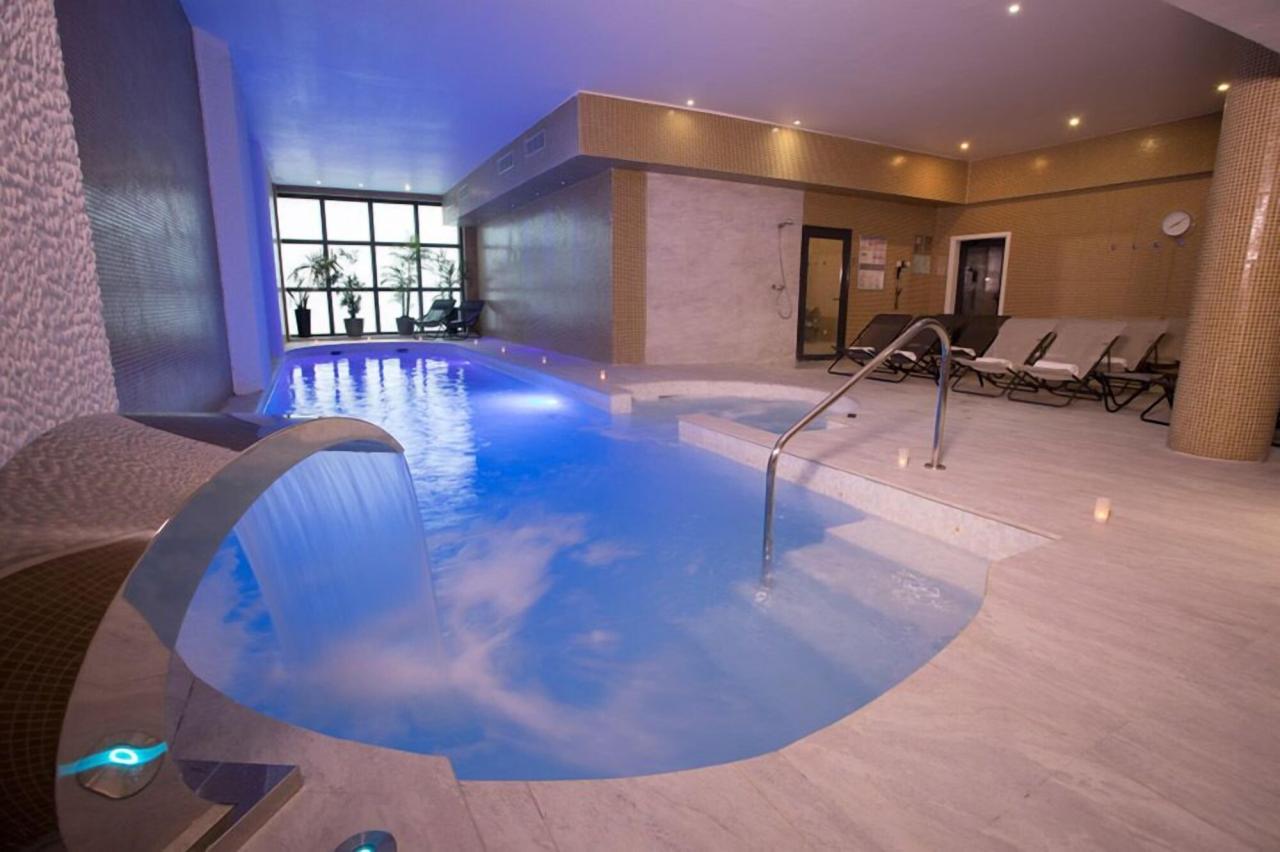 Una piscina cubierta en el hotel Eden Hotel & Spa en Cannes