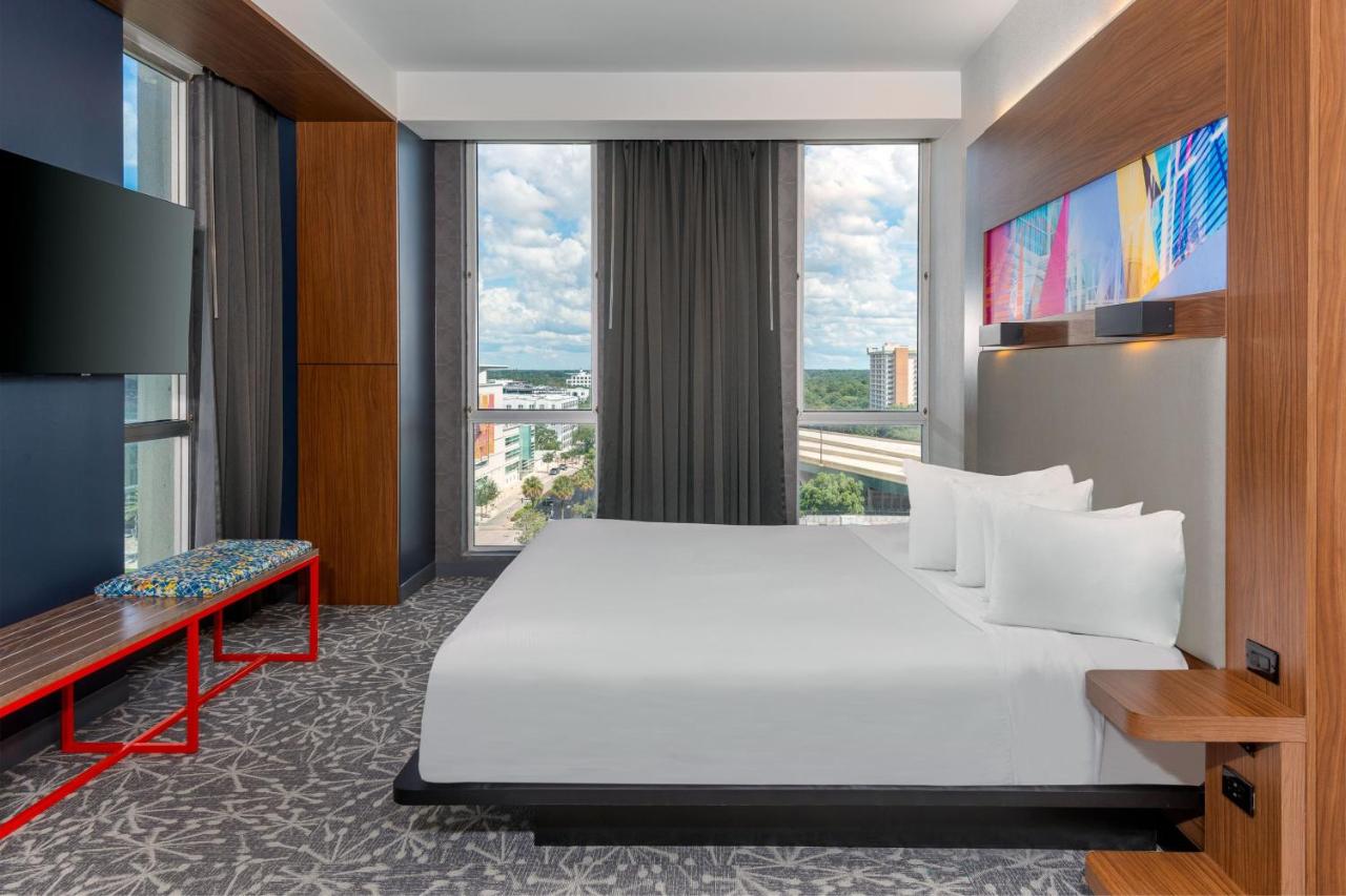 habitacion minimalista con cama doble y buena iluminacion en el hotel Aloft Orlando Downtown