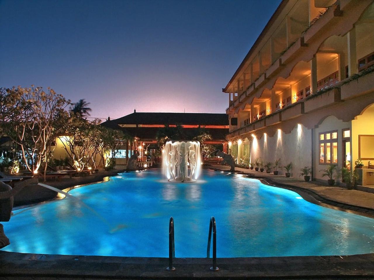 piscinas al aire libre en Febri’s Hotel & Spa