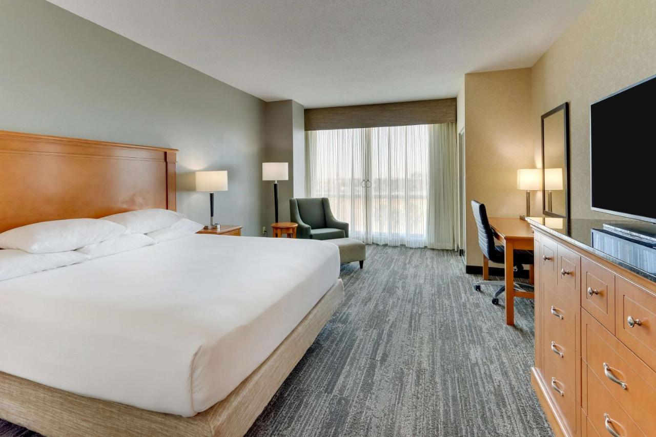 habitacion moderna y bien amueblada en el hotel Drury Inn & Suites Orlando
