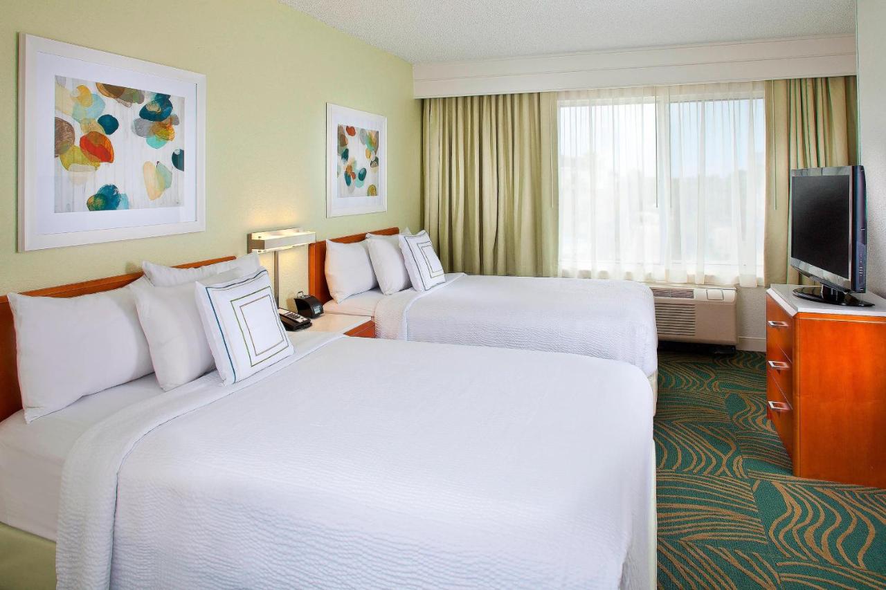 habitacion con 2 camas en el hotel SpringHill Suites by Marriott Orlando Lake Buena Vista