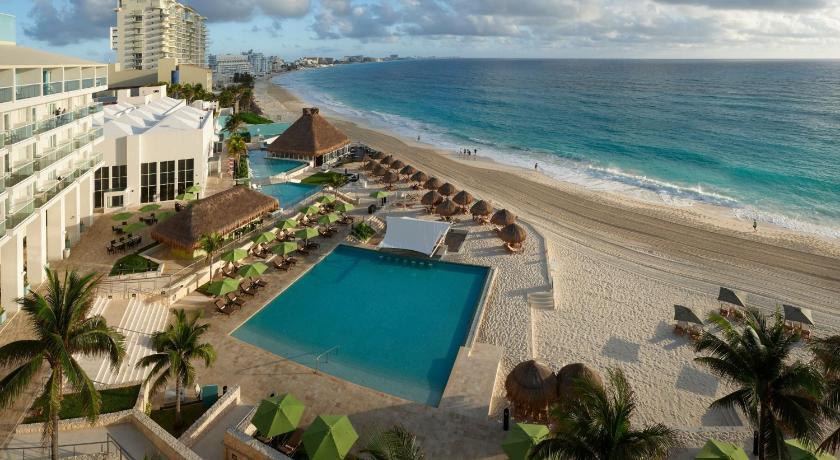 Vista exterior de un hotel que se encuentra cerca del aeropuerto internacional de Cancun