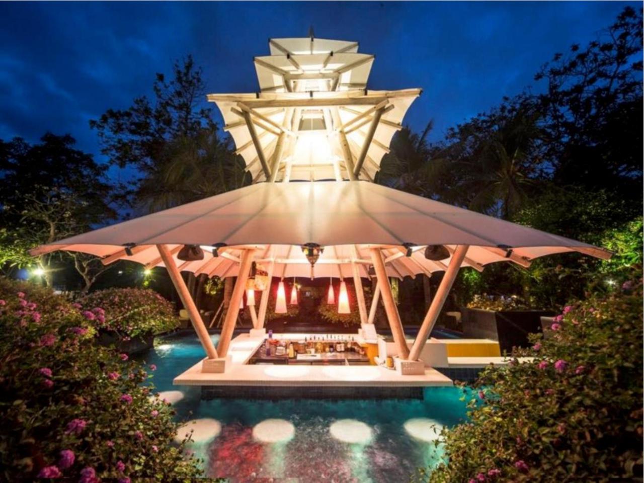Bar en la piscina en el hotel Segara Village Hotel en Bali
