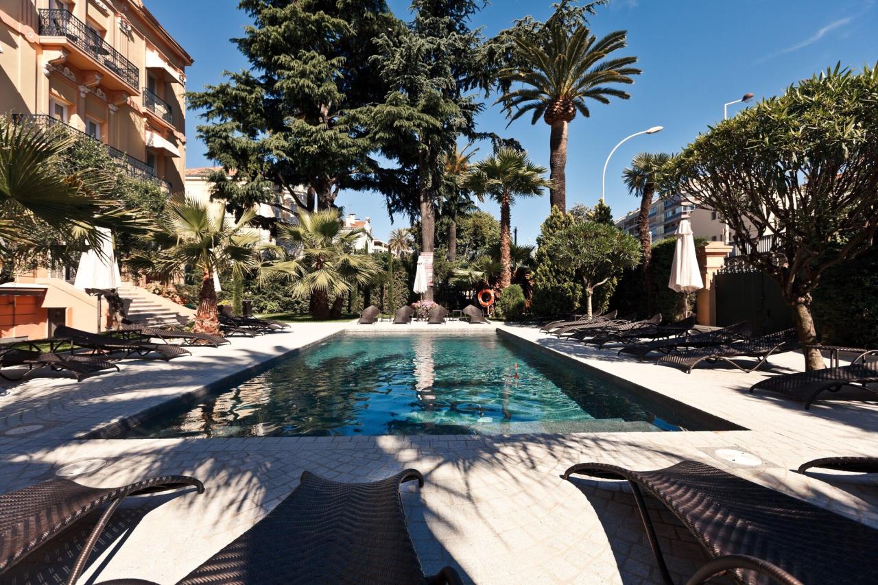 Una piscina al aire libre en el hotel Golden Tulip Cannes Hotel de Paris