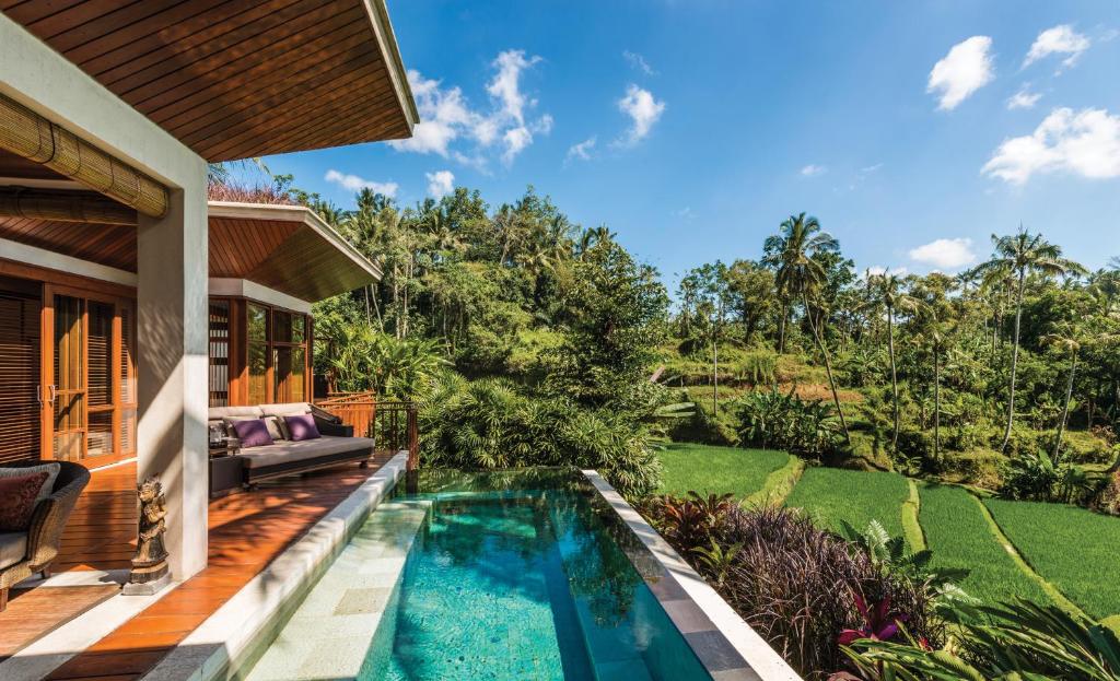 Piscina y Bañera de hidromasaje en el hotel Four Seasons Resort Bali en Sayan en Bali