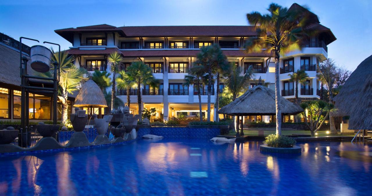 Piscina y instalaciones del hotel Holiday Inn Resort Bali Benoa en Bali
