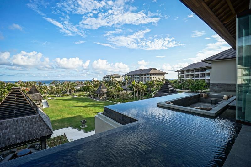 exterior y piscina del hotel The Ritz-Carlton Bali