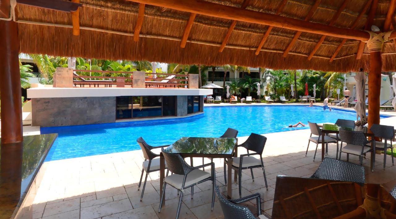 Bar en la piscina en el hotel sina suites en Cancun